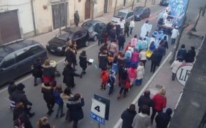 persone e maschere al seguito