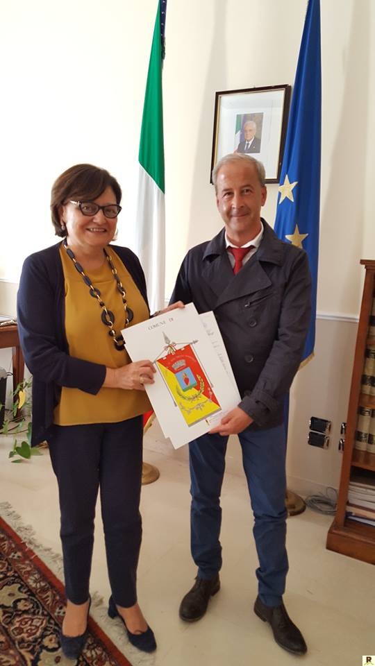 Il prefetto Latella consegna lo stemma al sindaco De Santis