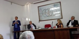 relatore in piedi