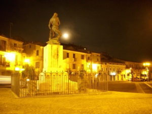 Monumento ai caduti di notte